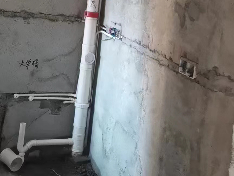 廚房衛(wèi)生間下水管?chē)?yán)重滲水怎么辦？家庭管道改造施工案例(圖2)
