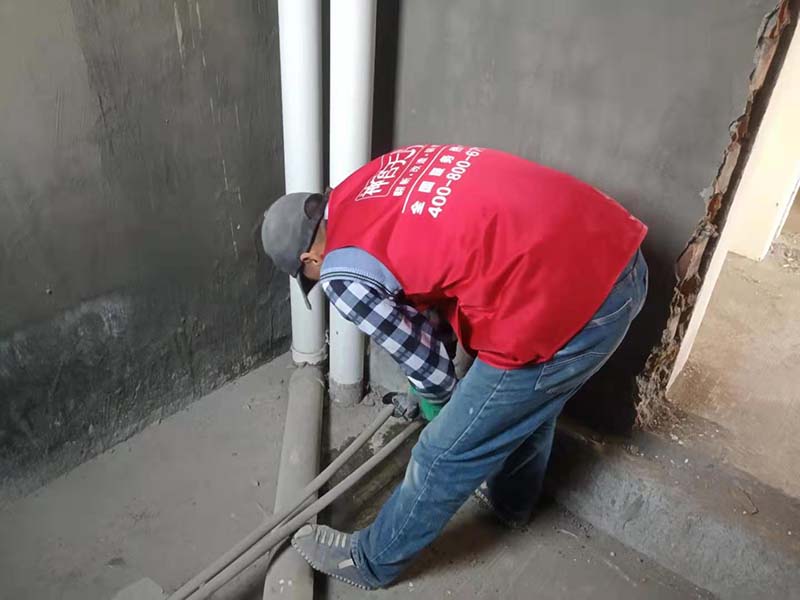 廚房衛(wèi)生間下水管?chē)?yán)重滲水怎么辦？家庭管道改造施工案例(圖3)