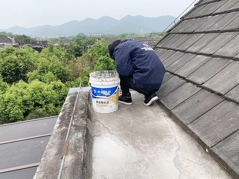 頂樓房子側墻體漏水全部貼瓷磚可以嗎(圖1)
